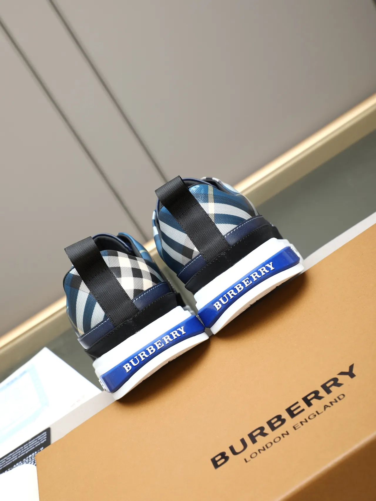 Burberry নেভি নীল চেক টেক্সটাইল উপর ঘোড়ার ঘোড়সওয়ার সিপাহী চিহ্ন জীবনধারার স্নিকার্স 4