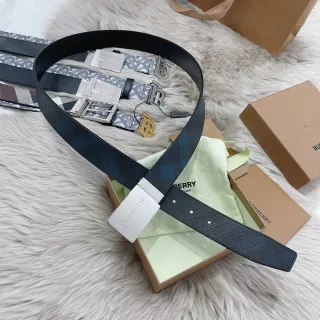 Burberry Cinto de couro com fivela gravada, padrão xadrez em prata e cor navy