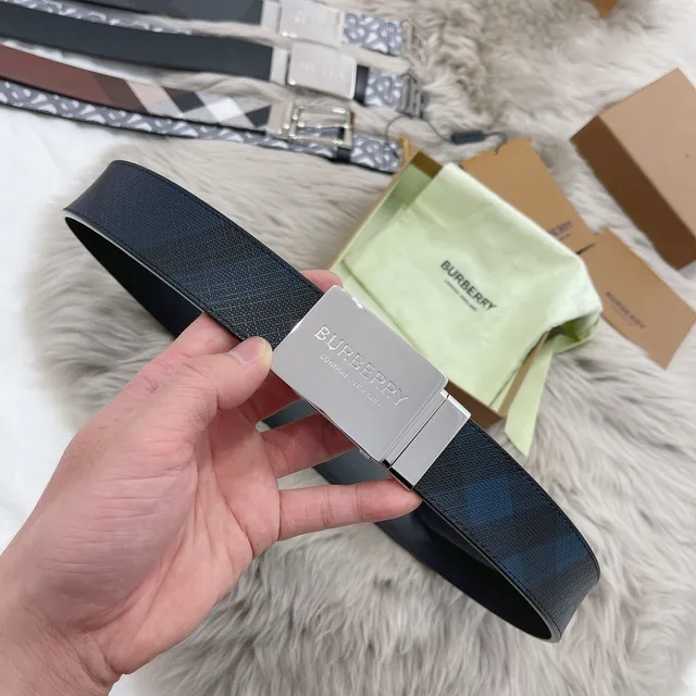Burberry حزام جلدي بحبة منحوتة بنمط مربعات فضي وأزرق بحري 3