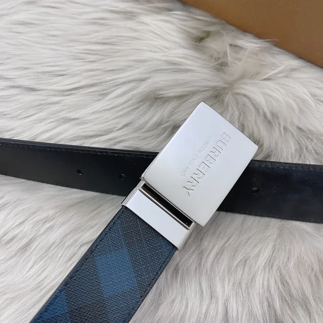 Burberry حزام جلدي بحبة منحوتة بنمط مربعات فضي وأزرق بحري 7