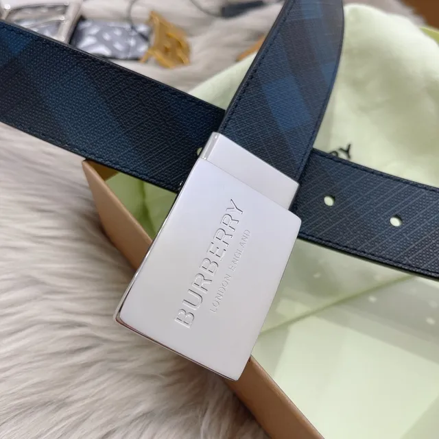 Burberry حزام جلدي بحبة منحوتة بنمط مربعات فضي وأزرق بحري 8