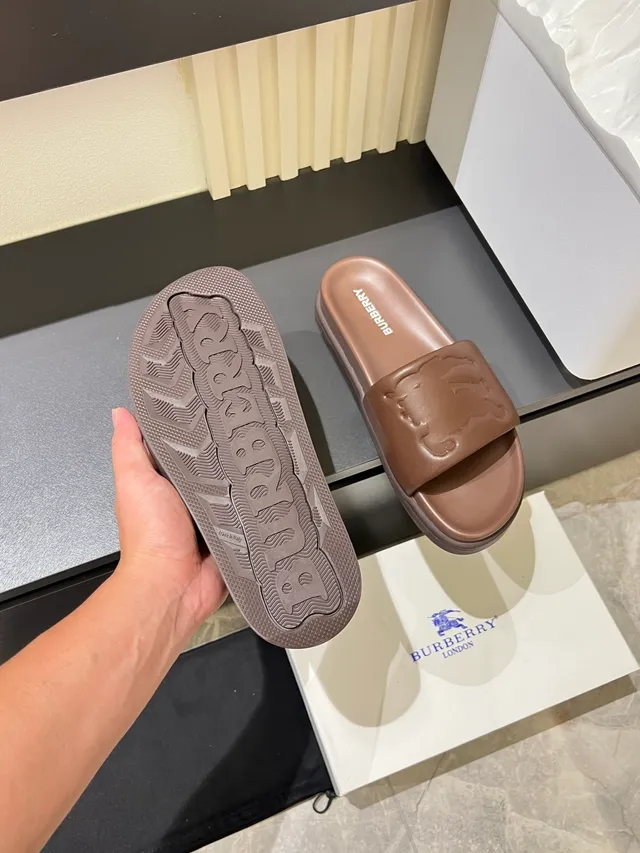 Burberry TB Logo 白色模具成型单色压纹拖鞋 3