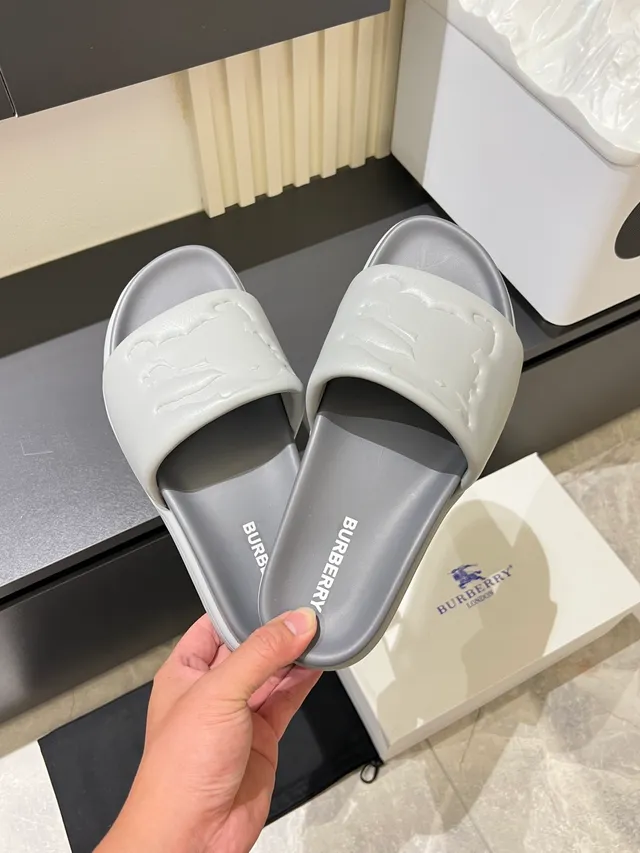 Burberry TB Logo 白色模具成型单色压纹拖鞋 7