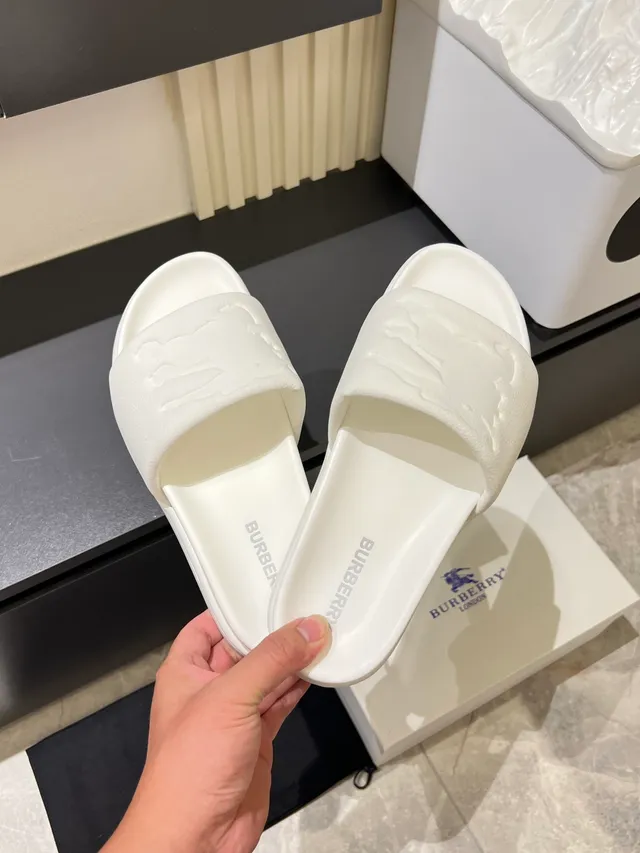 Burberry TB Logo 白色模具成型单色压纹拖鞋 9