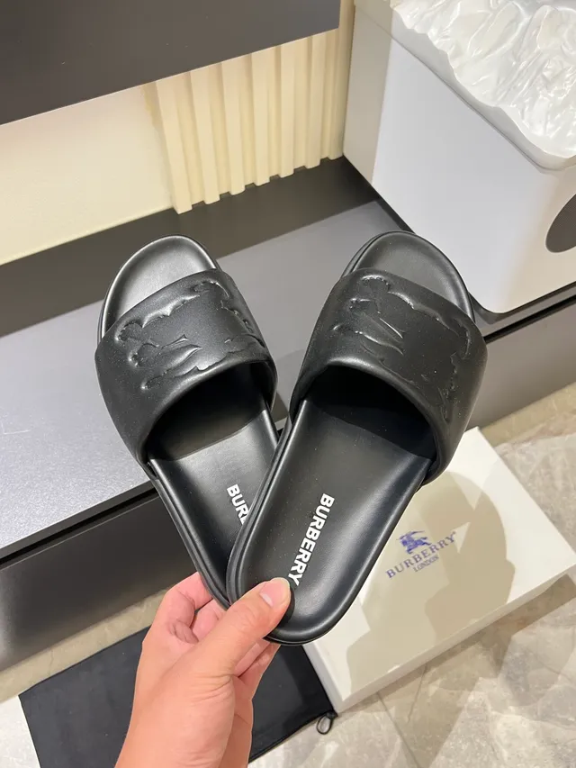 Burberry TB Logo 白色模具成型单色压纹拖鞋 10