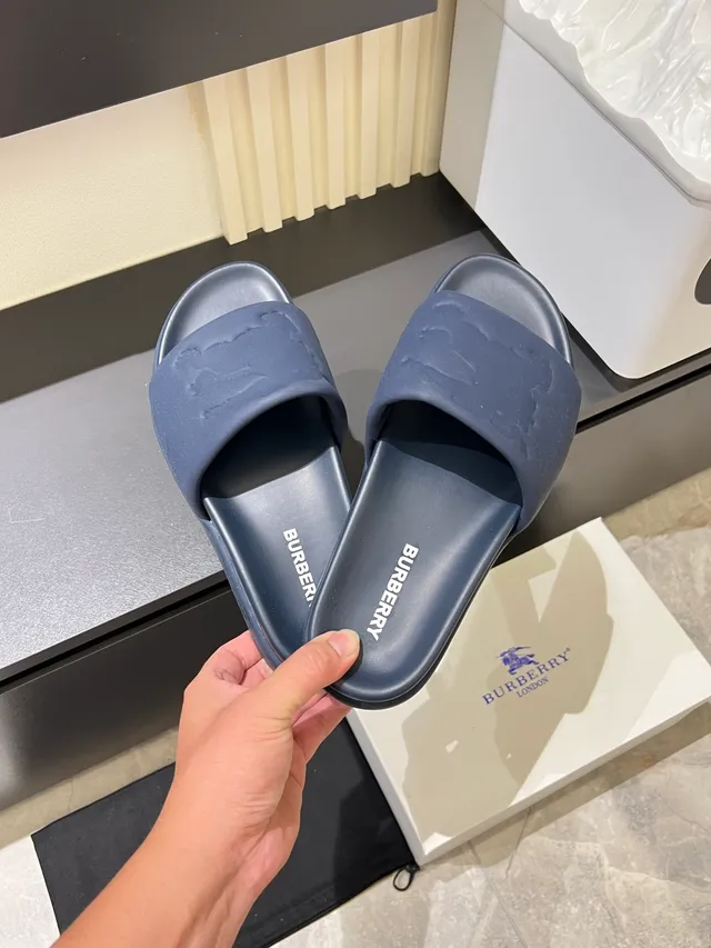 Burberry TB Logo 白色模具成型单色压纹拖鞋 11