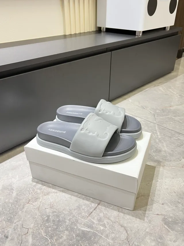 Burberry TB Logo 白色模具成型单色压纹拖鞋 12