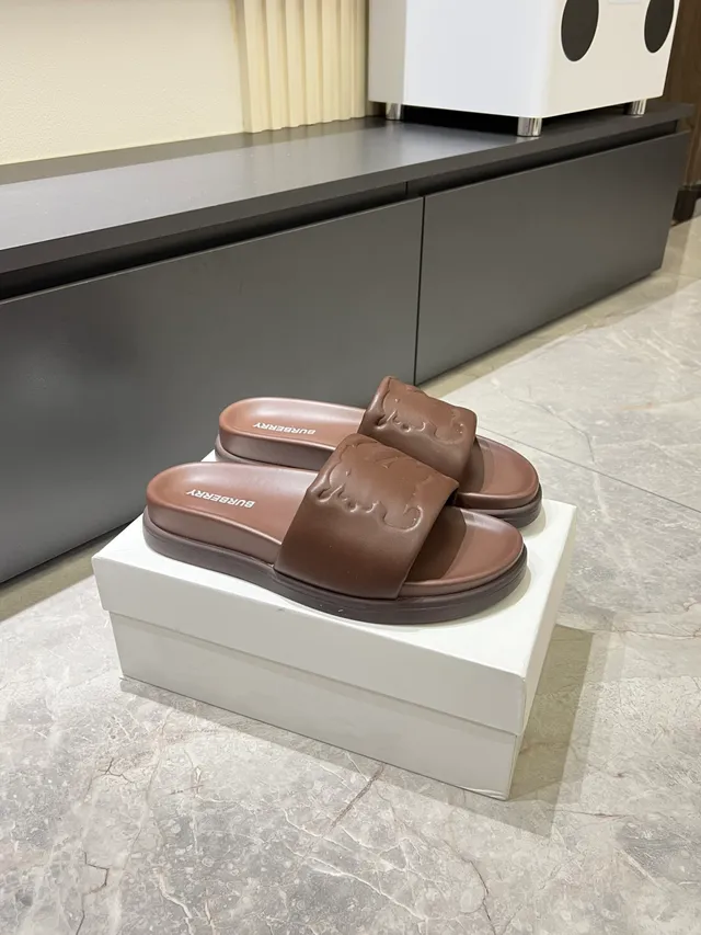 Burberry TB Logo 白色模具成型单色压纹拖鞋 13