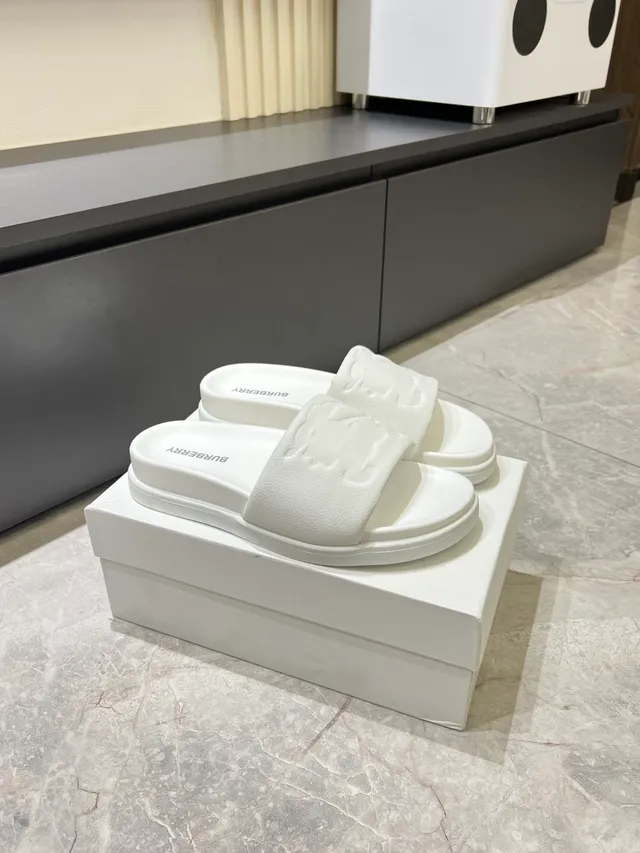 Burberry TB Logo 白色模具成型单色压纹拖鞋 14