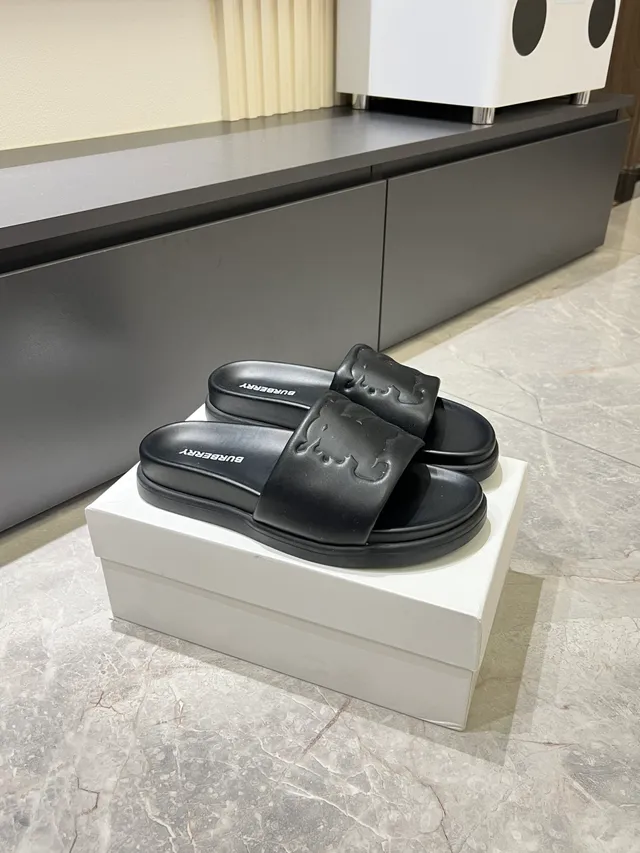 Burberry TB Logo 白色模具成型单色压纹拖鞋 15