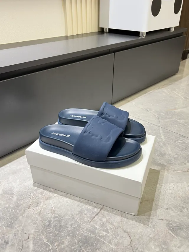 Burberry TB Logo 白色模具成型单色压纹拖鞋 16