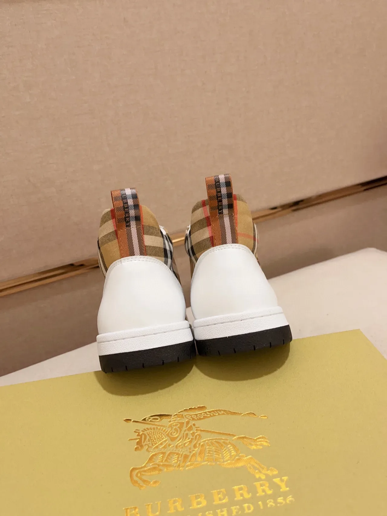 Burberry Chaussures Lifestyle Blanches et Beige Hautes en Cuir et Panneau à Carreaux 3
