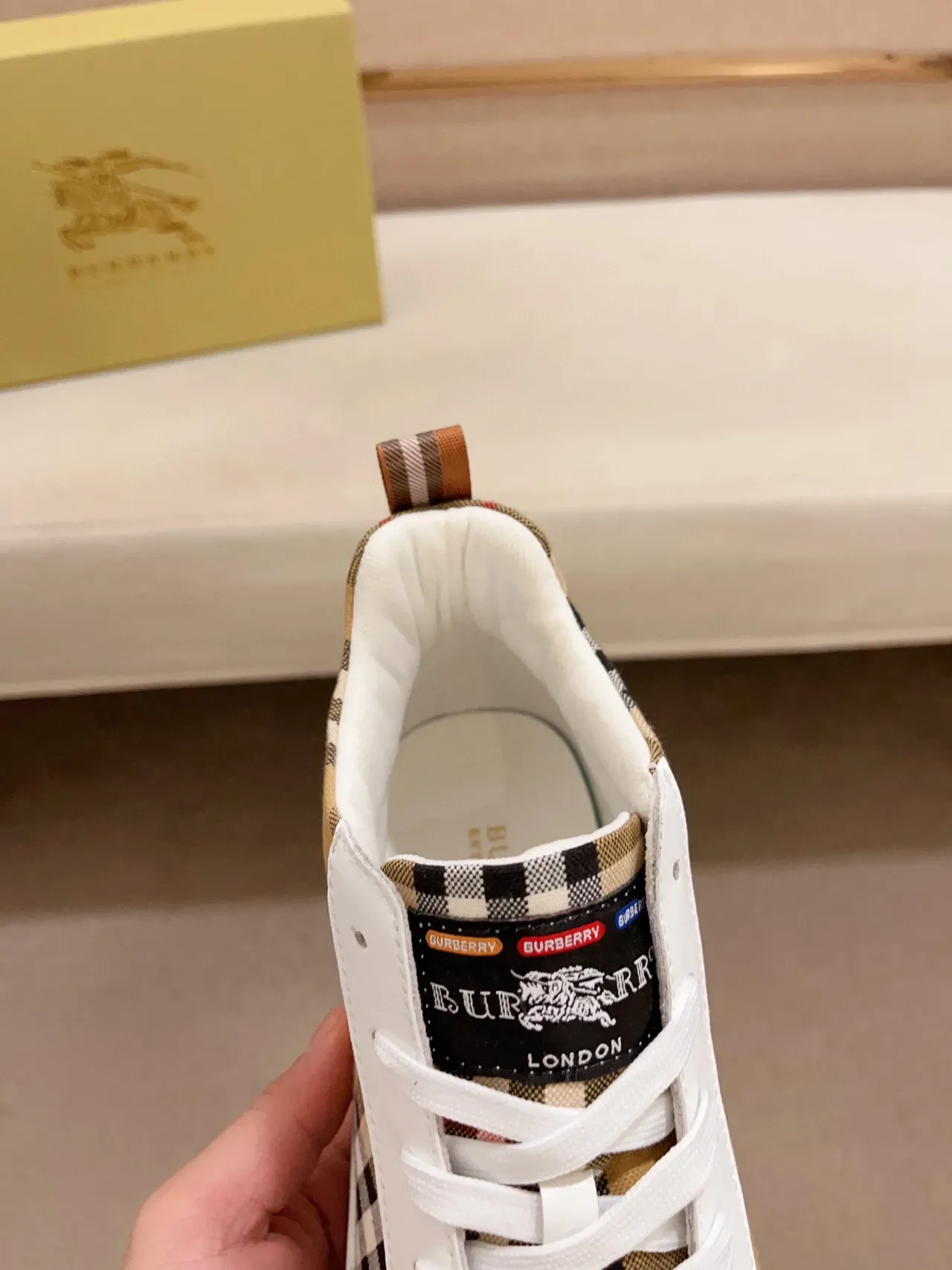 Burberry Chaussures Lifestyle Blanches et Beige Hautes en Cuir et Panneau à Carreaux 5