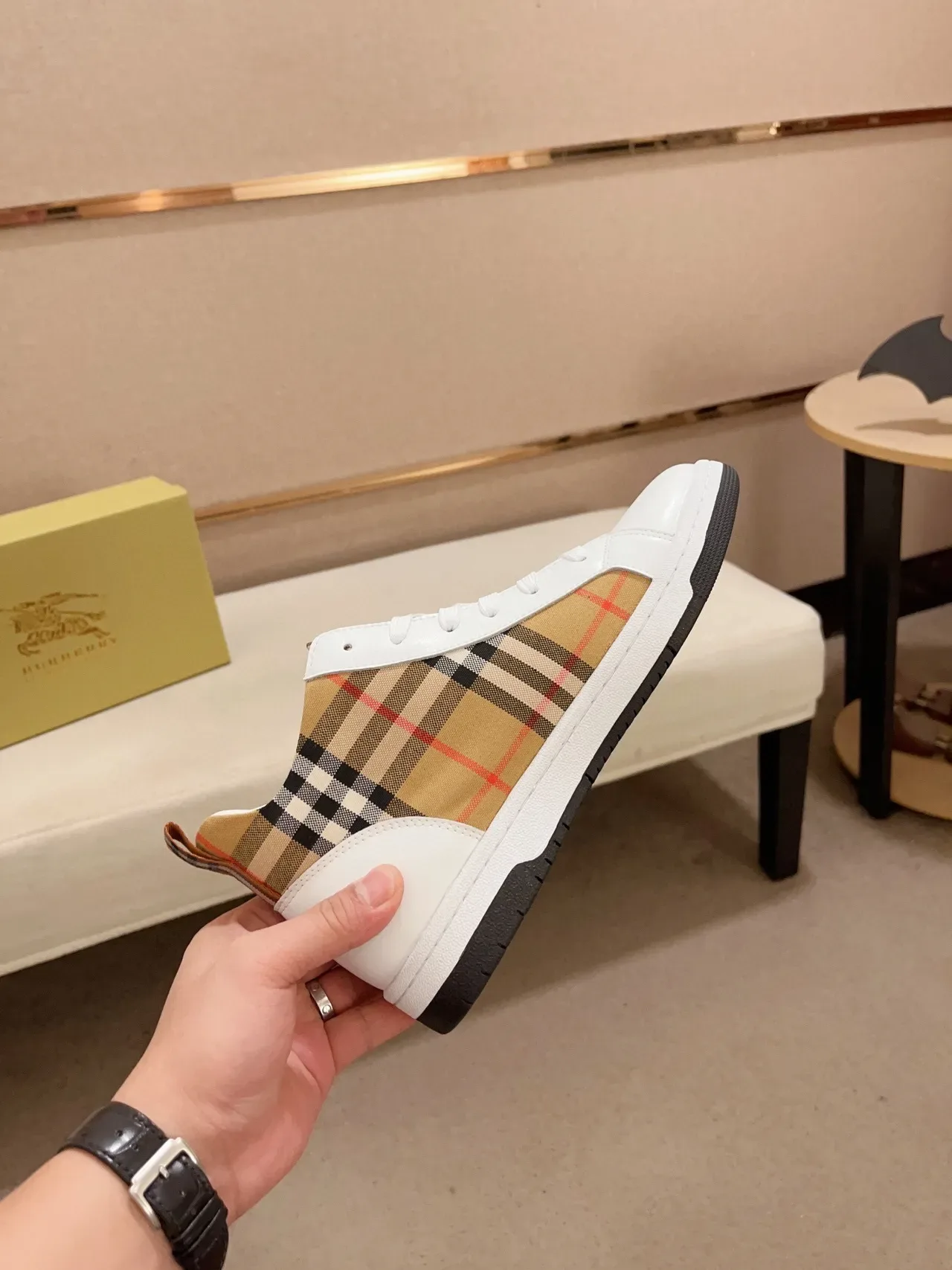Burberry Chaussures Lifestyle Blanches et Beige Hautes en Cuir et Panneau à Carreaux 6
