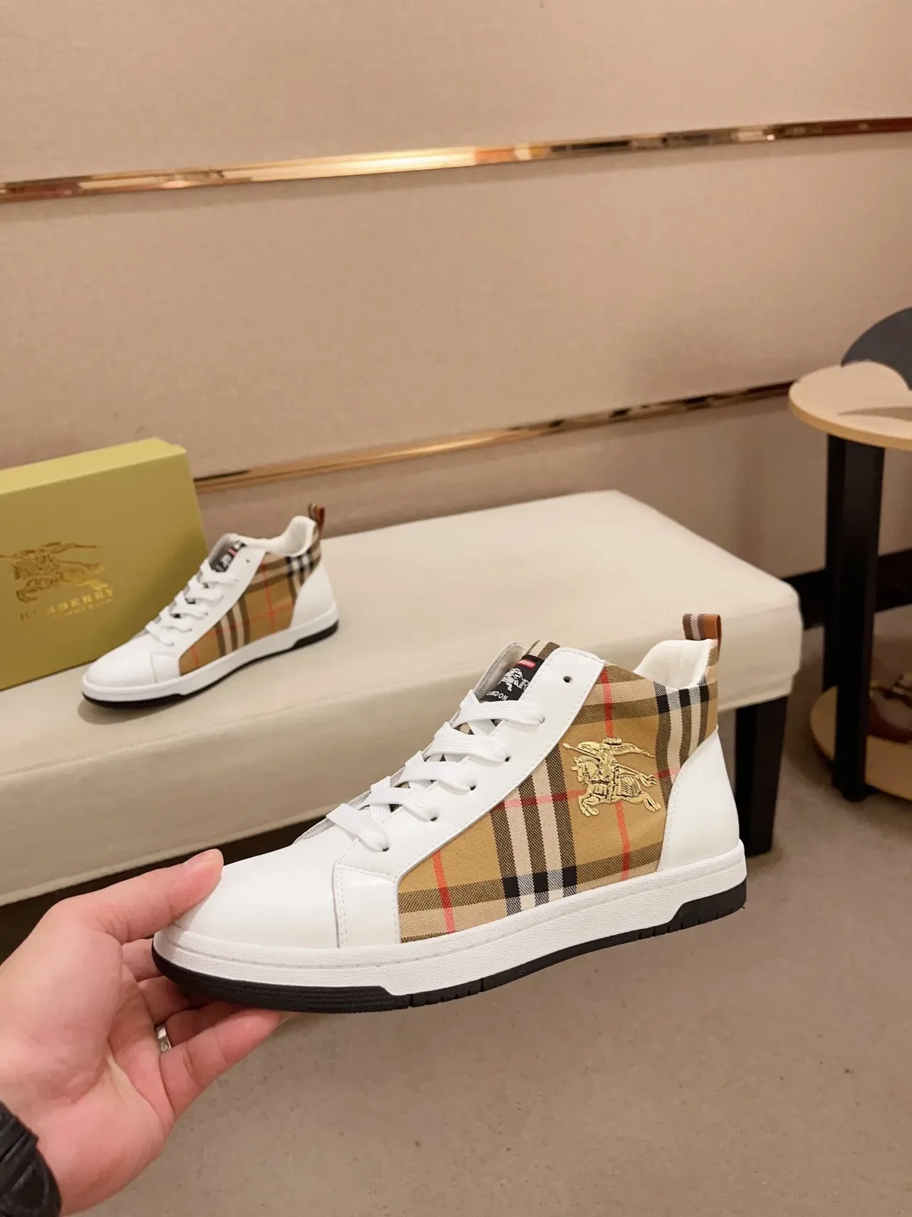 Burberry Chaussures Lifestyle Blanches et Beige Hautes en Cuir et Panneau à Carreaux 8