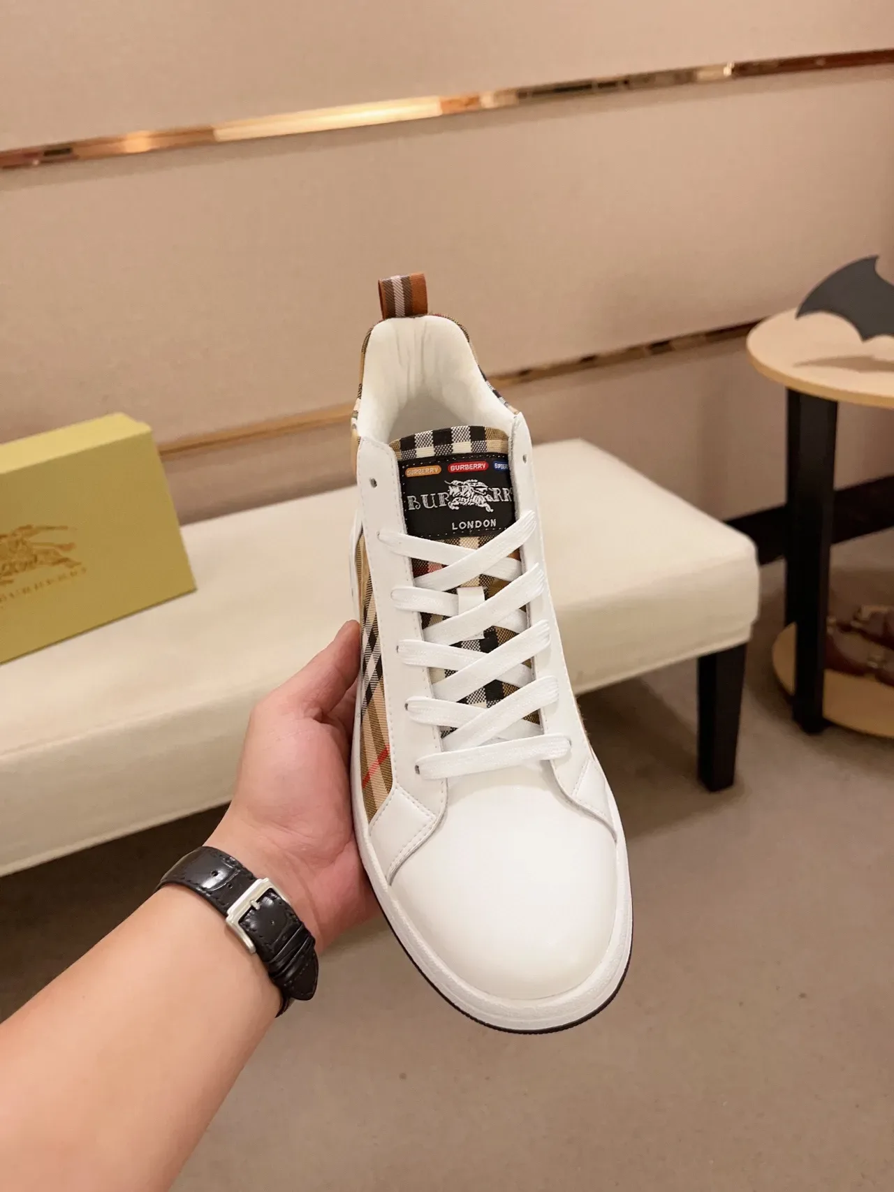 Burberry Chaussures Lifestyle Blanches et Beige Hautes en Cuir et Panneau à Carreaux 9