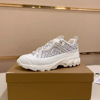 Burberry sneakers chunky avec semelle sculptée en caoutchouc oversized upper en textile monogrammed blanc et bleu