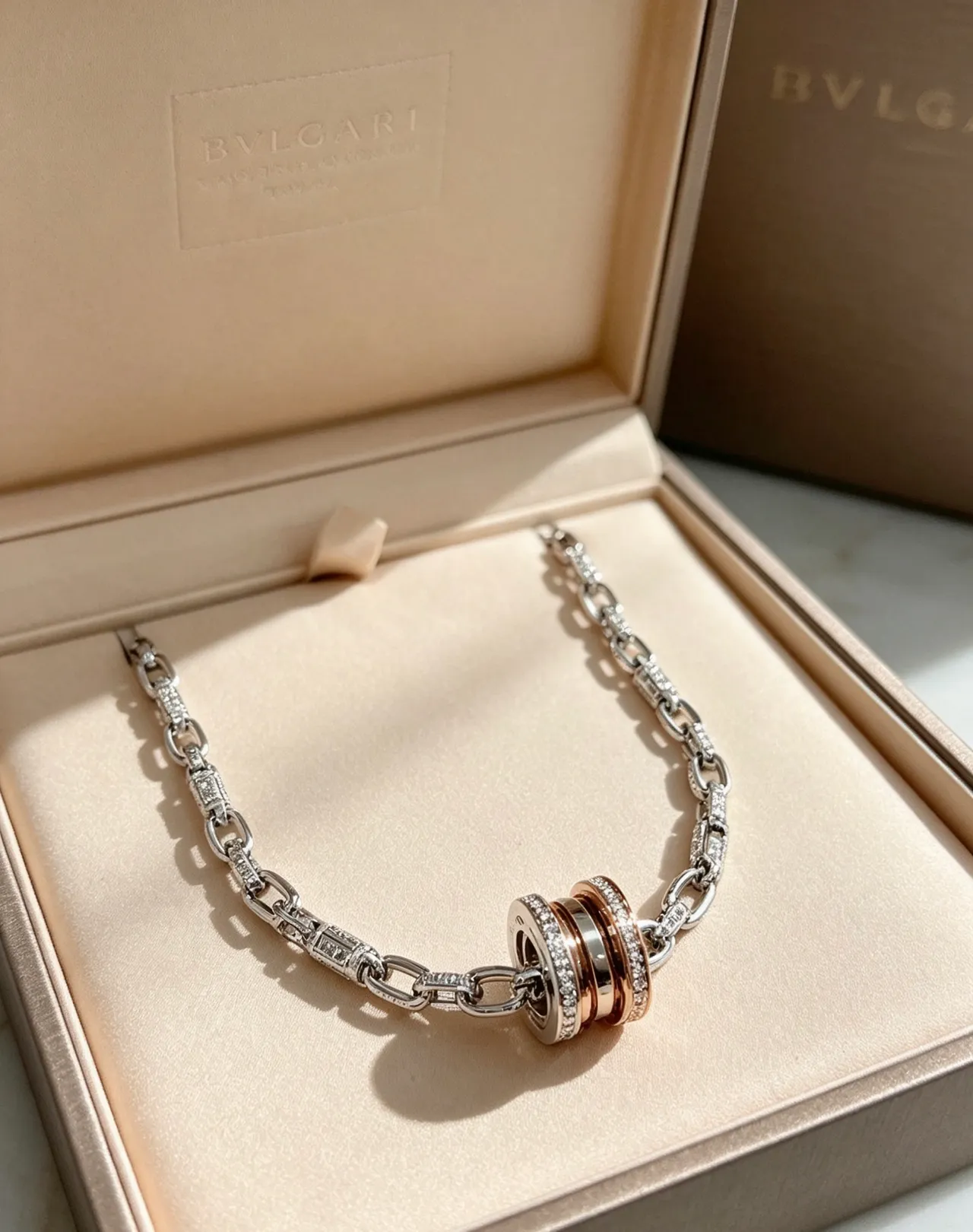 Bvlgari B.zero1 多色调钻石镶嵌旋转戒指项链 4