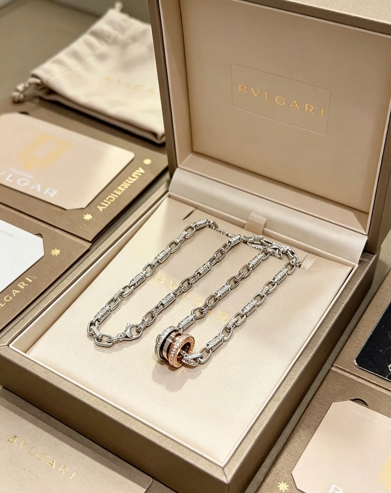 Bvlgari B.zero1 多色调钻石镶嵌旋转戒指项链 6