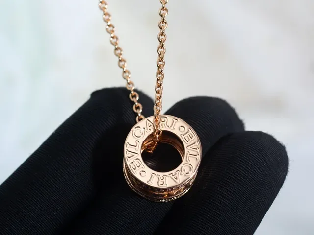 Bvlgari B.zero1 गुलाबी सोने की पवेजेमस्टोन घूर्णन त्रिकोणीय-रिंग माला 2