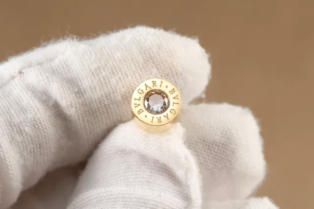 Bvlgari Bulgari स्टड गोल्ड और सिल्वर सिलिंड्रिकल बेजल एंग्रेव्ड बैंड कान की नथलियाँ 2