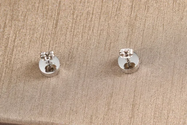 Bvlgari Bulgari स्टड गोल्ड और सिल्वर सिलिंड्रिकल बेजल एंग्रेव्ड बैंड कान की नथलियाँ 4