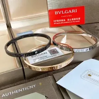 Bvlgari Bvlgari سوار إبطية مزخرف بشعار مزدوج مينا