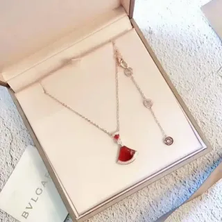 Bvlgari Divas’ Dream लाल पंखा लटकन हार