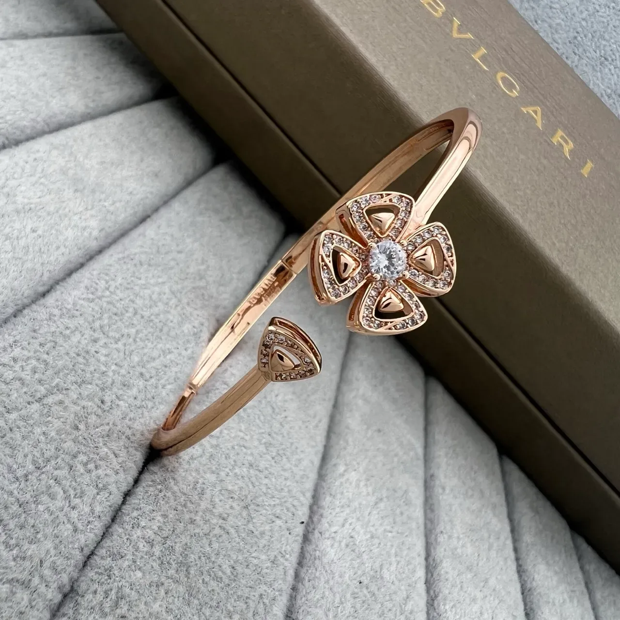 Bvlgari Fiorever Pulseiras Abertas Motivo Floral Pavé-Set Gemstone 2