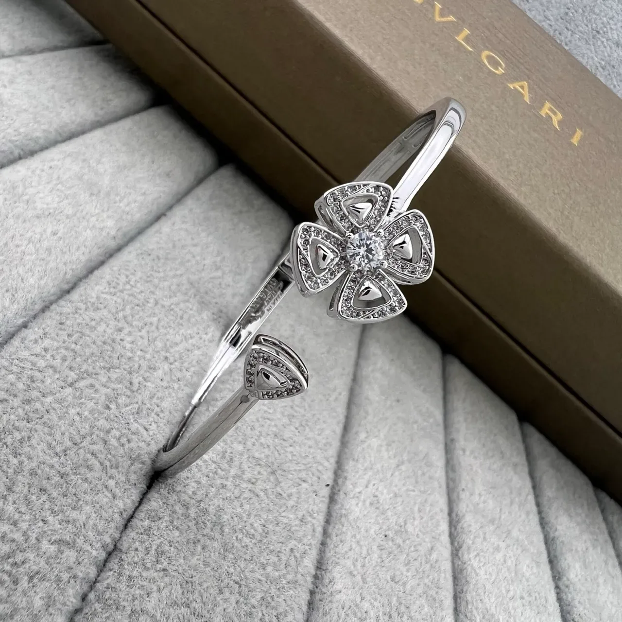 Bvlgari Fiorever Pulseiras Abertas Motivo Floral Pavé-Set Gemstone 3
