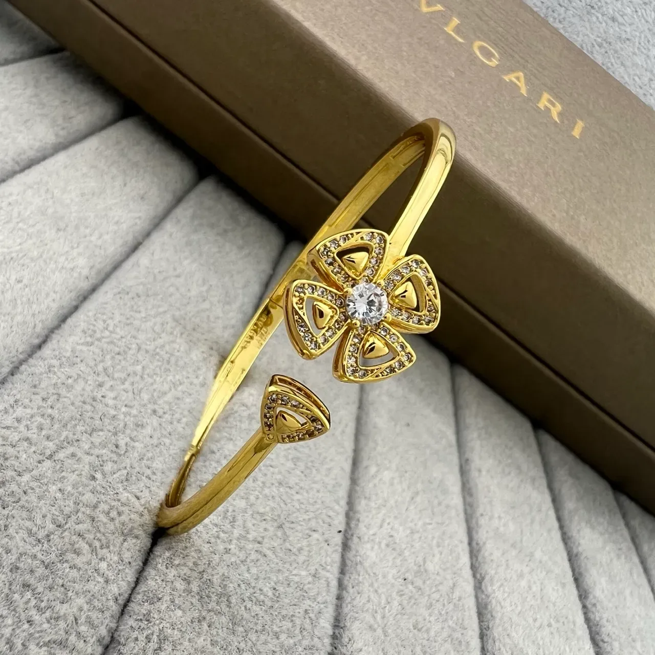 Bvlgari Fiorever Pulseiras Abertas Motivo Floral Pavé-Set Gemstone 4