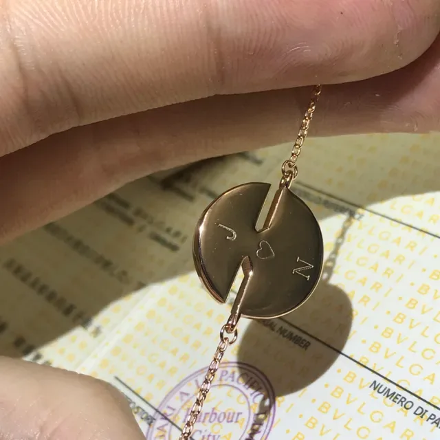 Bvlgari Collier Pendentif Disque de Cristal Pavé en Ton Doré 4