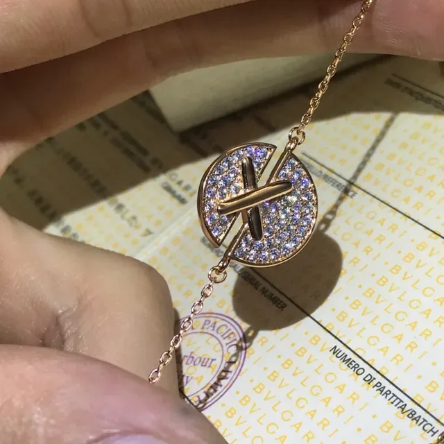 Bvlgari Collier Pendentif Disque de Cristal Pavé en Ton Doré 5