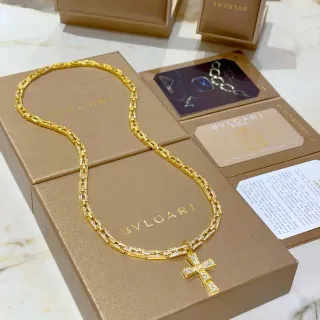 Bvlgari قلادة صليب باڤيه ذهبي الدرجة
