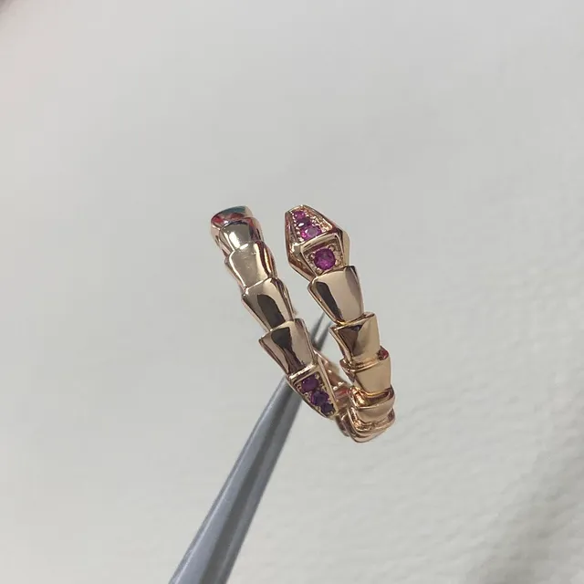 Bvlgari Serpenti 盘绕玫瑰金与红宝石戒指 2