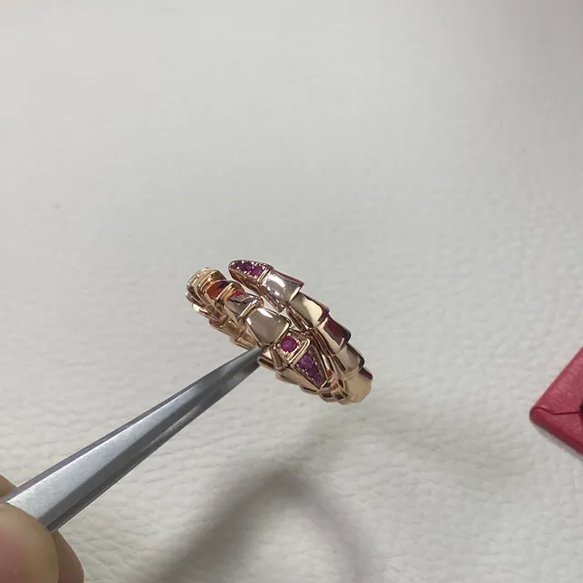 Bvlgari Serpenti 盘绕玫瑰金与红宝石戒指 3