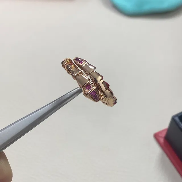 Bvlgari Serpenti 盘绕玫瑰金与红宝石戒指 4
