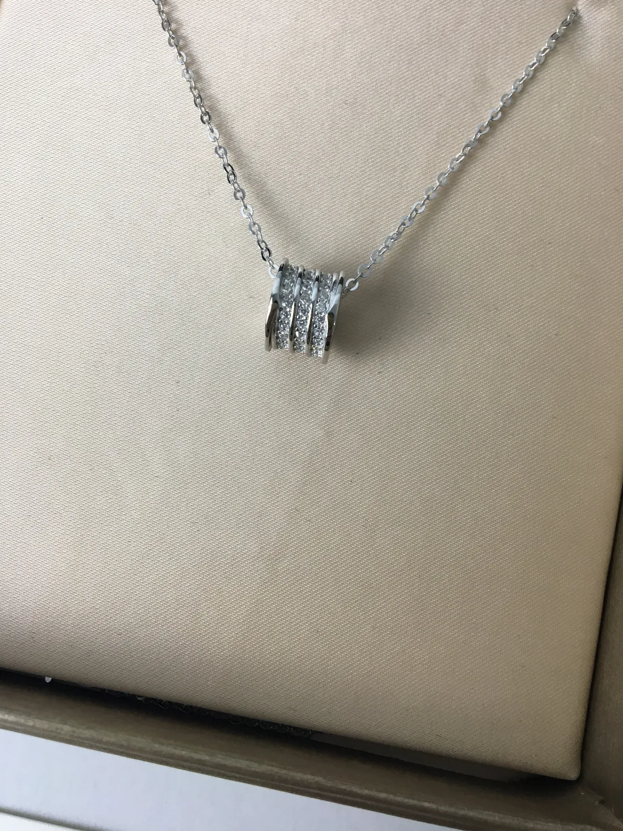 Bvlgari 银金圆柱形多带吊坠 pave-set 宝石项链 9