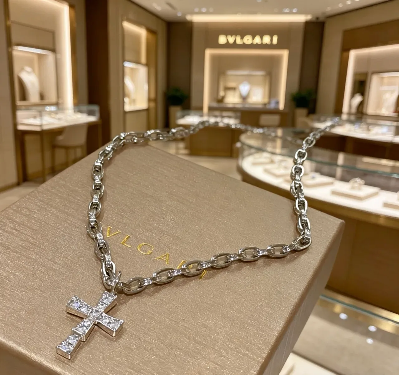 Bvlgari 银色 镶钻十字吊坠 重型曲环链项链 3