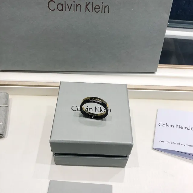 Calvin Klein दो टोन उत्कीर्णित सोने और काले अंगूठी 2