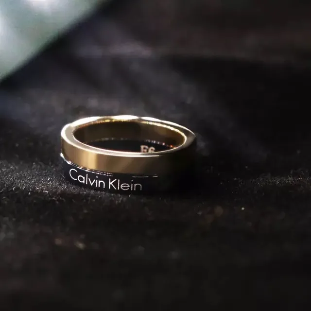Calvin Klein दो टोन उत्कीर्णित सोने और काले अंगूठी 3