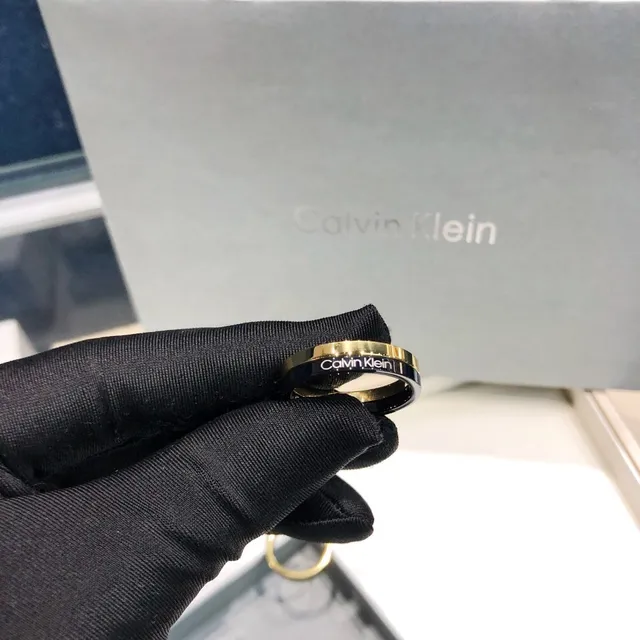 Calvin Klein दो टोन उत्कीर्णित सोने और काले अंगूठी 4