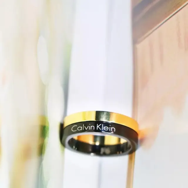 Calvin Klein दो टोन उत्कीर्णित सोने और काले अंगूठी 6