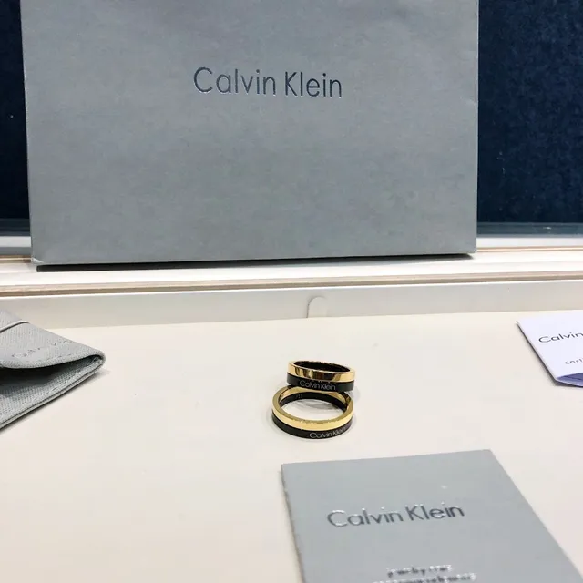Calvin Klein दो टोन उत्कीर्णित सोने और काले अंगूठी 7