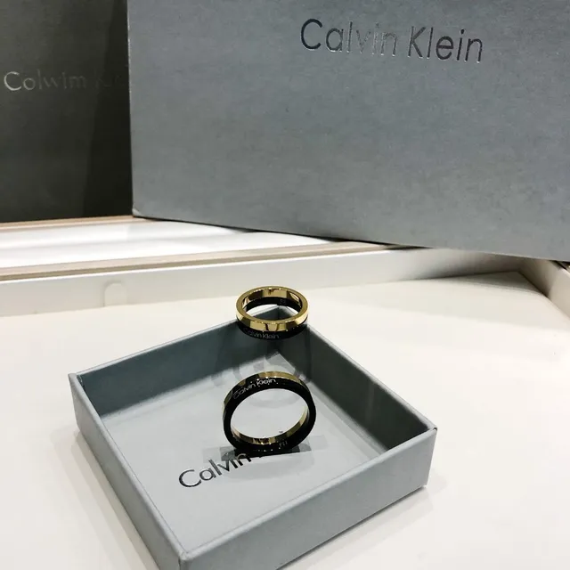 Calvin Klein दो टोन उत्कीर्णित सोने और काले अंगूठी 8
