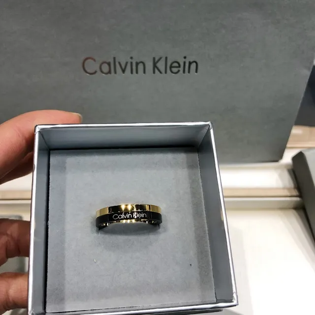 Calvin Klein दो टोन उत्कीर्णित सोने और काले अंगूठी 9