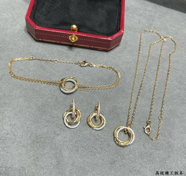 Collier Cartier Or Noir Interlocking Double-Ring Pendant Pavé-Diamond Accent 3