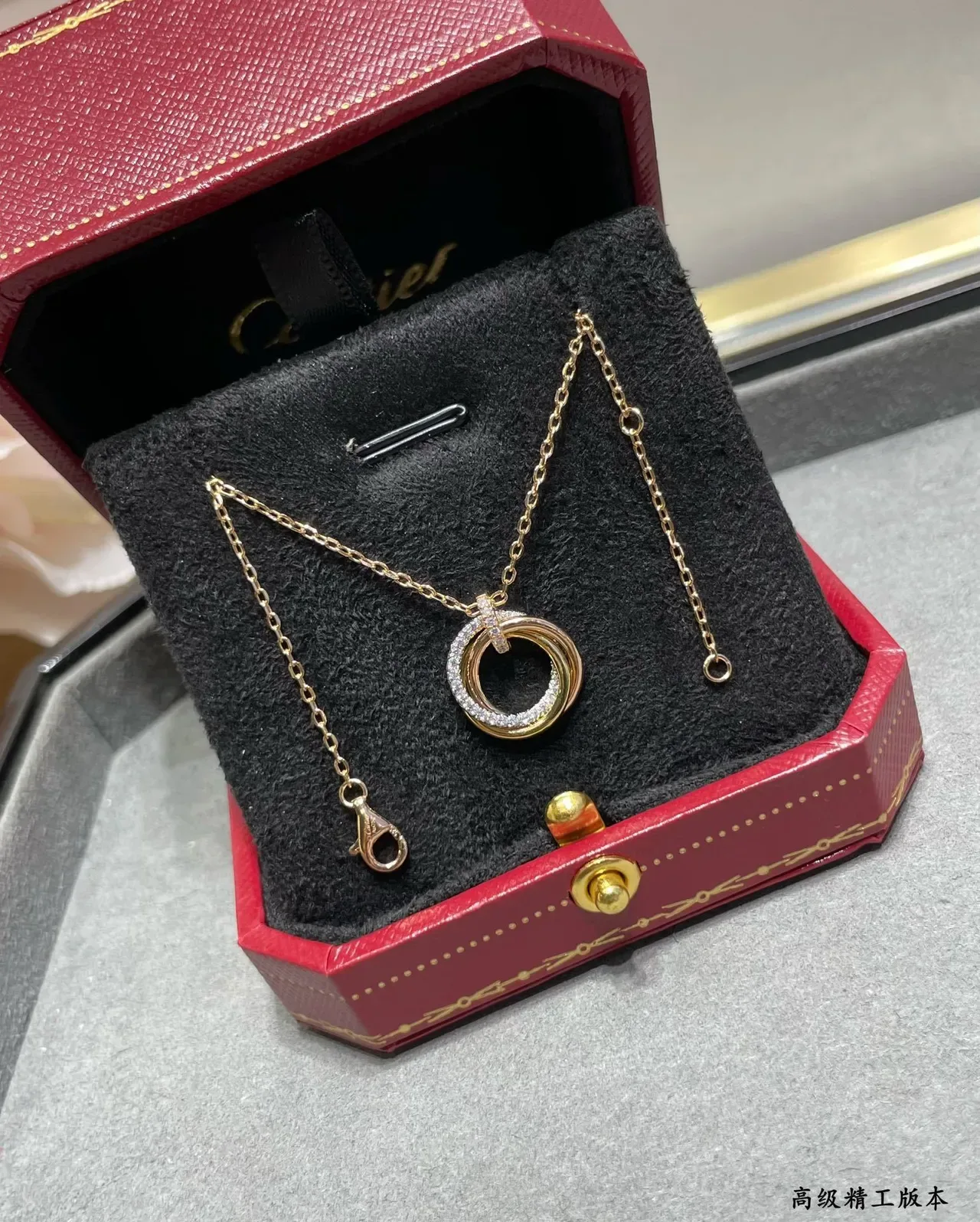 Collier Cartier Or Noir Interlocking Double-Ring Pendant Pavé-Diamond Accent 5