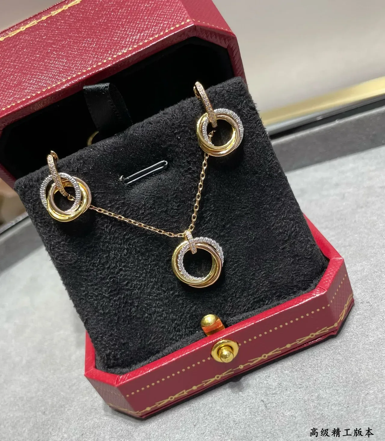 Collier Cartier Or Noir Interlocking Double-Ring Pendant Pavé-Diamond Accent 6