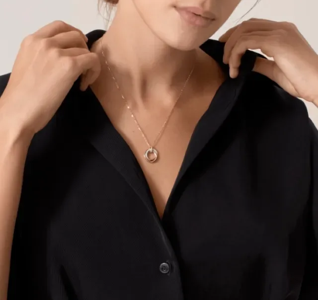Collier Cartier Or Noir Interlocking Double-Ring Pendant Pavé-Diamond Accent 9